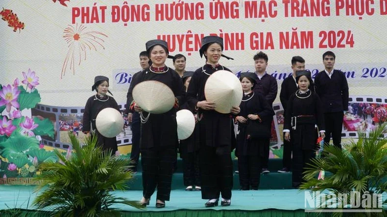 Beim Long Tong Festival im Bezirk Binh Gia (Lang Son) führen Jungen und Mädchen traditionelle Kostüme der ethnischen Gruppe der Nung vor.