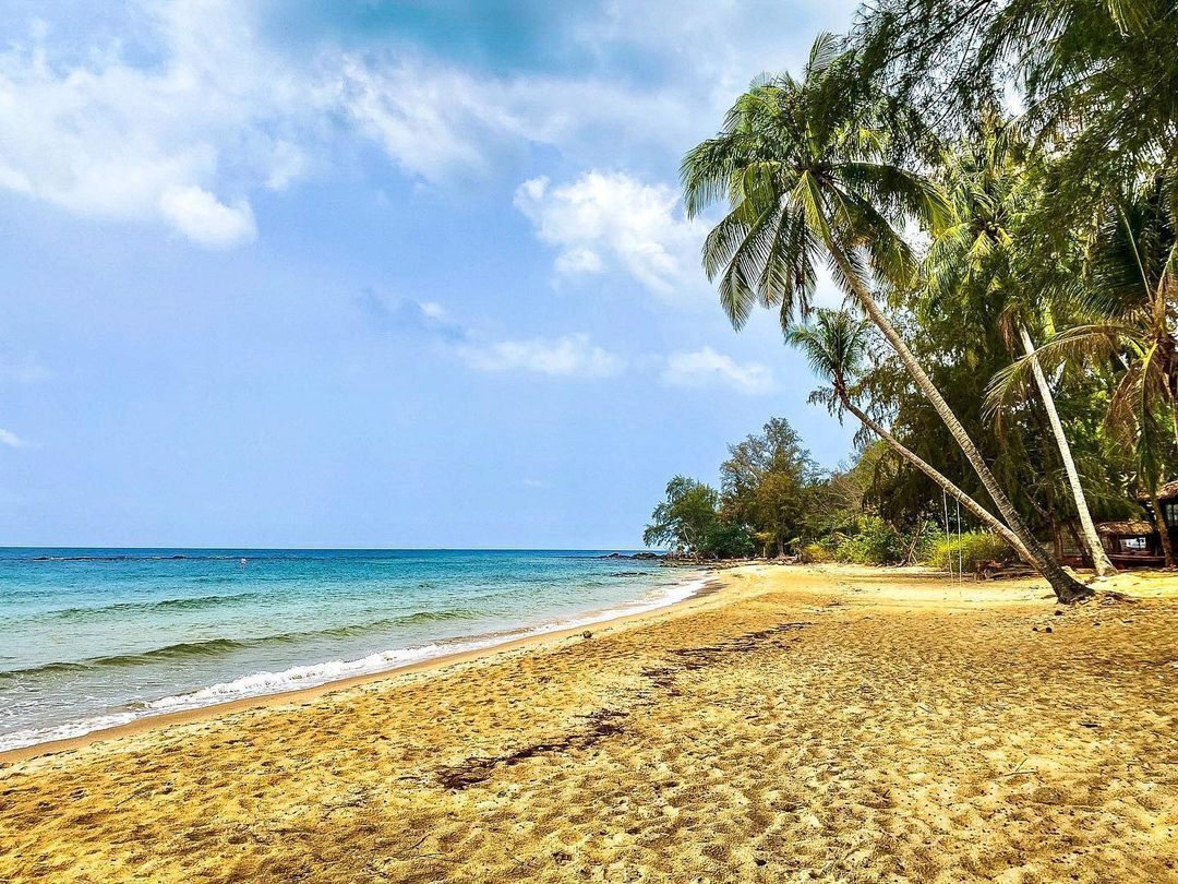 La plage d'Ong Lang est l'une des plus belles plages de « l'île aux perles » de Phu Quoc avec un paysage naturel clair et paisible.