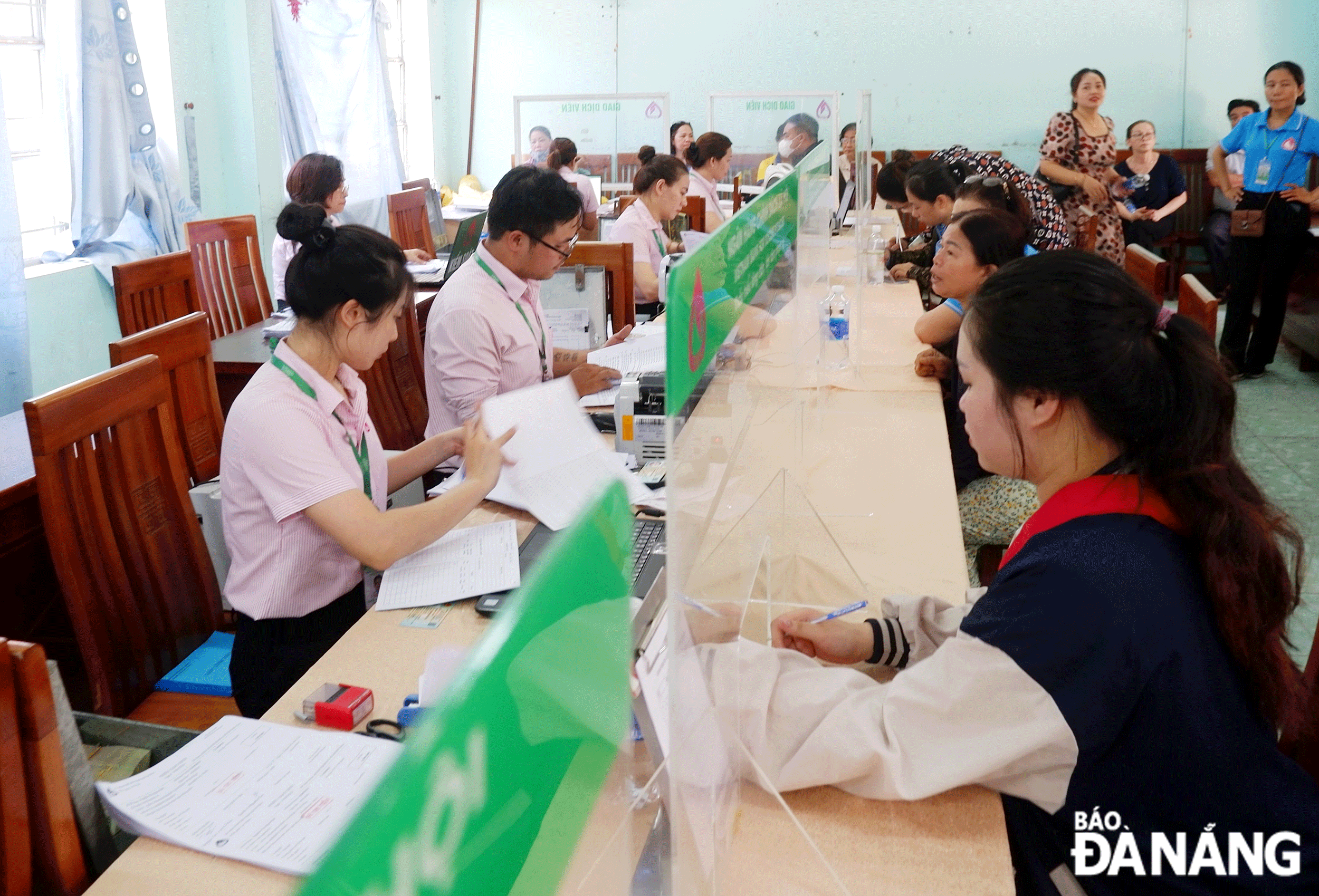 Since mid-May 2024, many households with average living standards in Da Nang have been able to borrow policy loans with stable interest rates. In the photo: Policy credit transactions in Hoa Minh ward (Lien Chieu district). Photo: M.Q