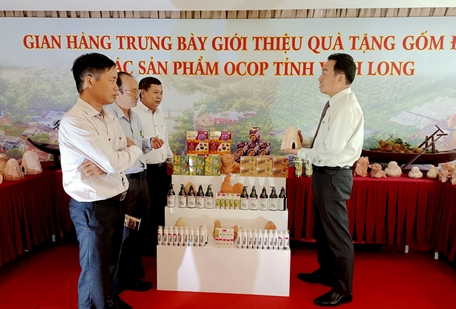 M. Lu Quang Ngoi, président du Comité populaire provincial, a visité la zone d'exposition des produits cadeaux en céramique rouge et des produits Vinh Long OCOP lors de l'atelier.