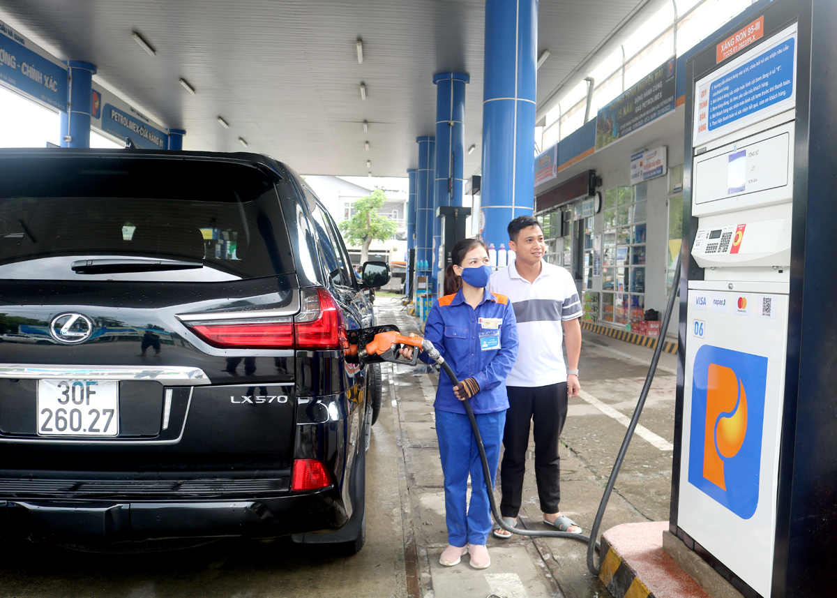 La gasolinera Cau Me, barrio Nguyen Trai (ciudad de Ha Giang), vende productos estrictamente a precios indicados.