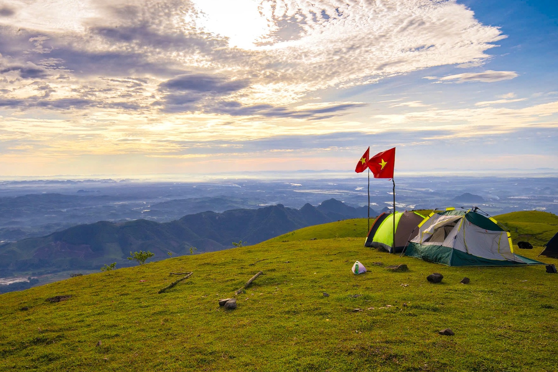 Ngắm thảo nguyên xanh mướt, điểm trekking lý tưởng ở Thanh Hóa - 5