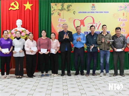 สหาย เล วัน บิ่ญ ประธานคณะกรรมาธิการแนวร่วมปิตุภูมิแห่งจังหวัดเวียดนาม มอบของขวัญวันตรุษให้กับสมาชิกสหภาพแรงงานและคนงาน