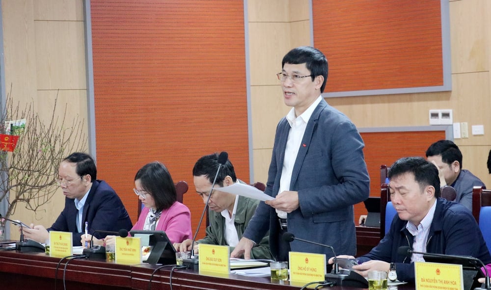 Comrade Bui Duy Son - Chief of Office of the National Assembly Delegation - Provincial People's Council reported on the coordination of monitoring programs and thematic surveys of the Standing Committee and Committees of the Provincial People's Council in 2025.