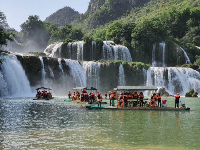 Du khách đi bè ngắm thác Bản Giốc. Ảnh:Nguyễn Duy Hưng