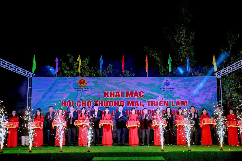 Los líderes de la ciudad de Dong Trieu, la Asociación Empresarial Provincial y varios departamentos y sucursales cortaron la cinta para inaugurar la feria comercial, la exposición y el lanzamiento del modelo económico nocturno.