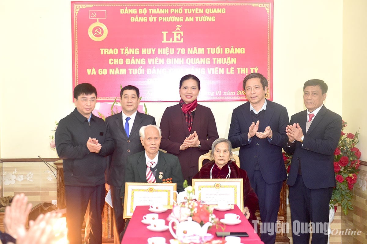 Bí thư Tỉnh ủy Hà Thị Nga trao Huy Đảng và thăm, chúc Tết người cao tuổi tại thành phố Tuyên Quang