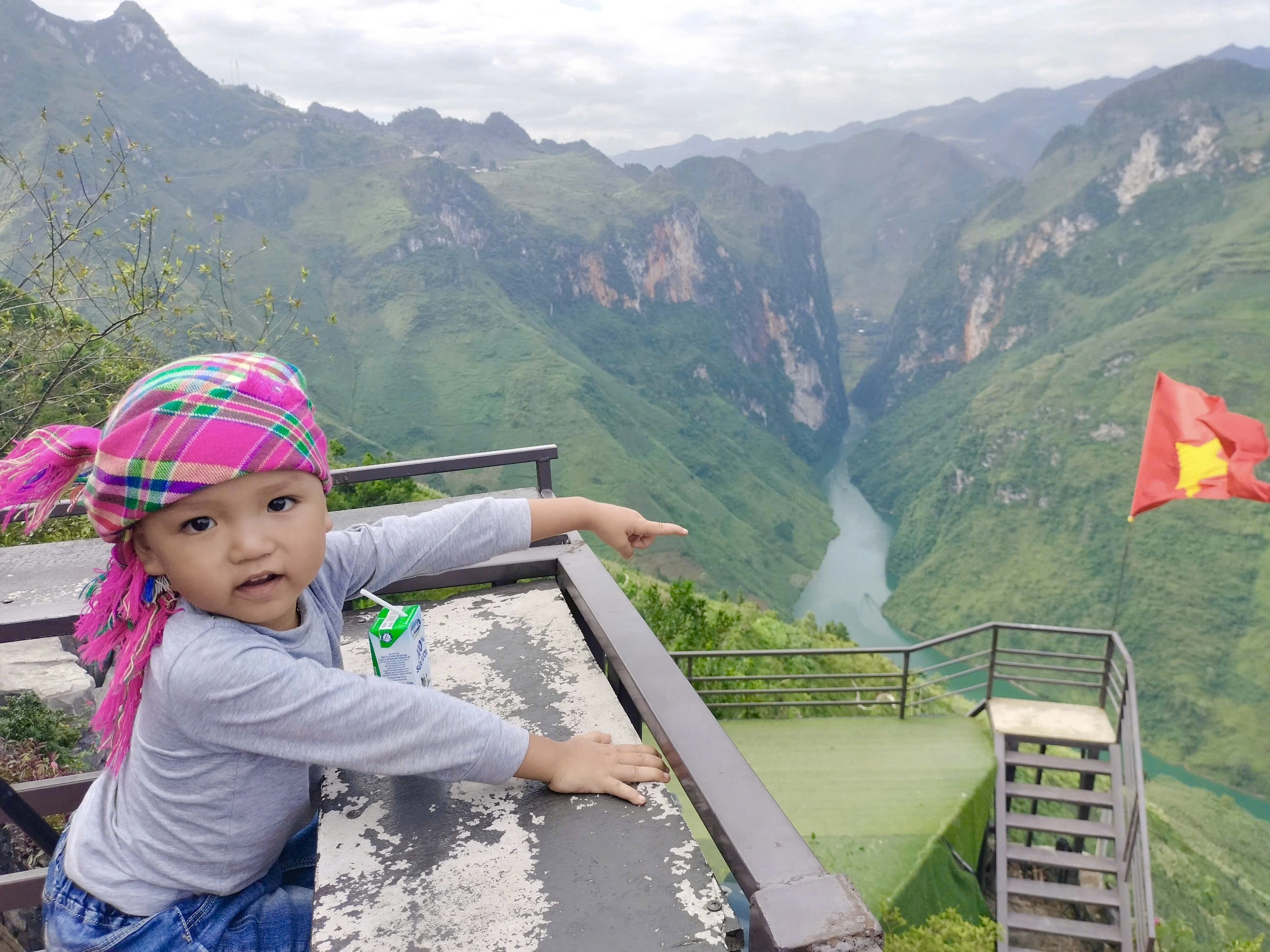 Dao boy taken on a backpacking trip by his mother, at the age of 4 he has visited all 63 provinces and cities