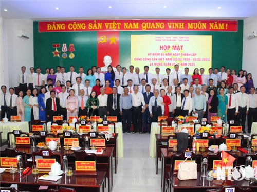 Comité du Parti de la ville de Phan Rang-Thap Cham : réunion pour célébrer le 95e anniversaire de la fondation du Parti communiste du Vietnam