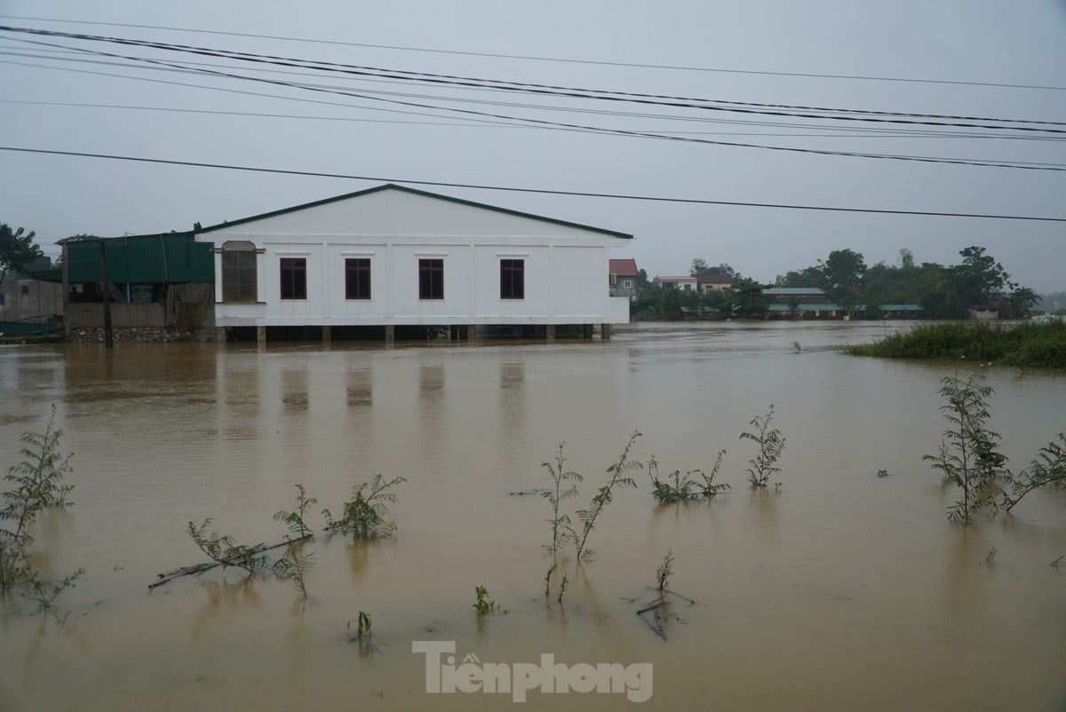 Mưa lớn khiến nhà dân, khu chợ ở Hà Tĩnh bị ngập ảnh 1