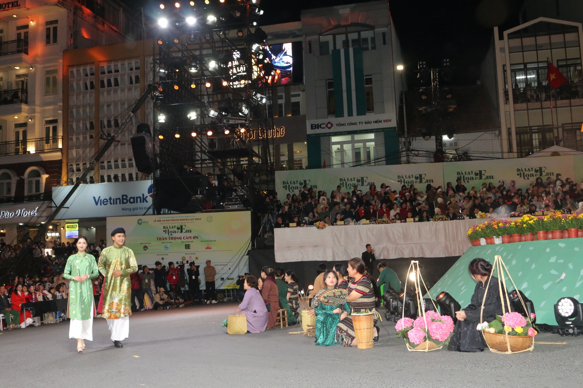 Menciptakan kembali gambar orang Kinh pertama yang datang ke Dalat dari tiga wilayah Utara - Tengah - Selatan