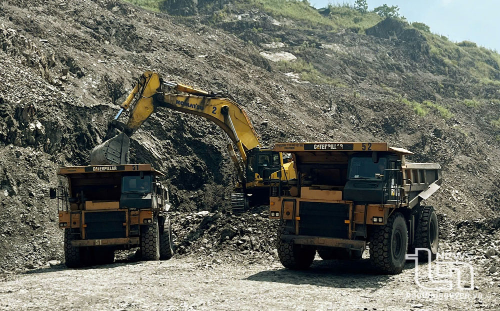 La Compañía de Carbón Khanh Hoa cuenta con diversas soluciones para garantizar la seguridad en la minería. En la foto, se transportan desechos de roca y tierra para garantizar la minería según lo previsto (foto de Manh Hung).