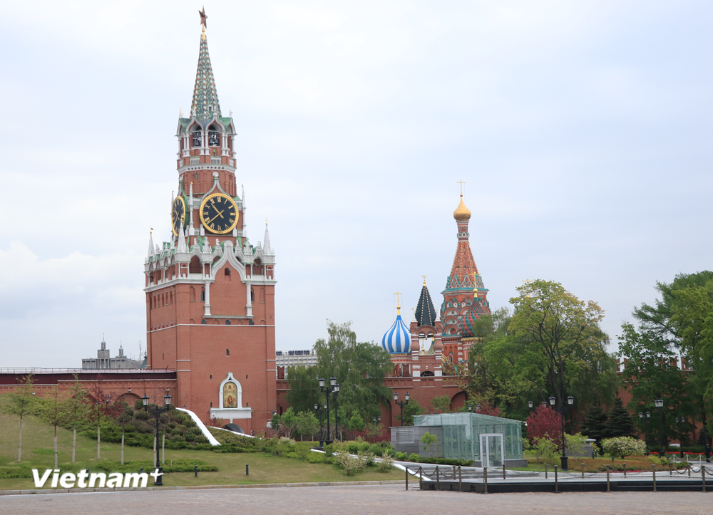 Located in the center of Red Square in Moscow (Russia), the Kremlin complex is separated by a 30m long moat and includes 5 palaces, 4 large churches, surrounding walls and 20 towers. (Photo: Hung Vo/Vietnam+)