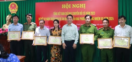 Herr Lu Quang Ngoi, Vorsitzender des Volkskomitees der Provinz, verlieh Kollektiven mit herausragenden Leistungen bei der Umsetzung des Projekts 06 Verdiensturkunden.