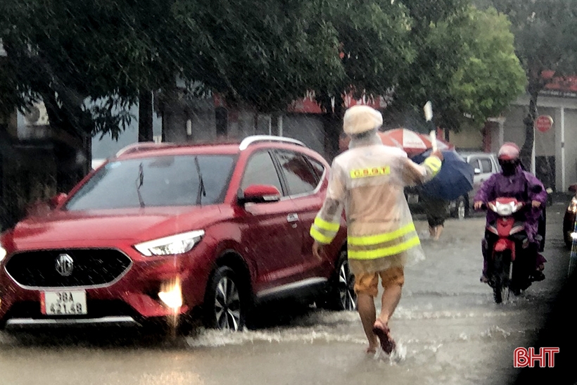 大雨で多くの家が浸水し、生徒たちは学校を休んだ。