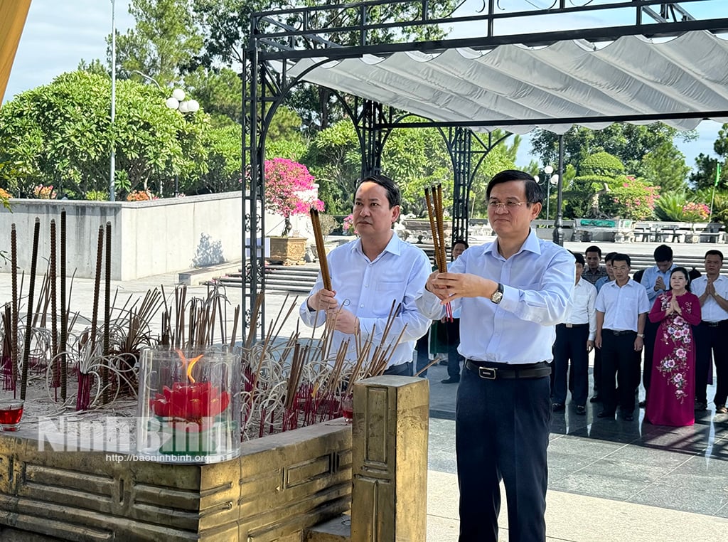 Die Provinzdelegation brachte Weihrauch auf dem nationalen Märtyrerfriedhof Truong Son, dem nationalen Märtyrerfriedhof Straße 9 und der Reliquienstätte der antiken Zitadelle Quang Tri dar.