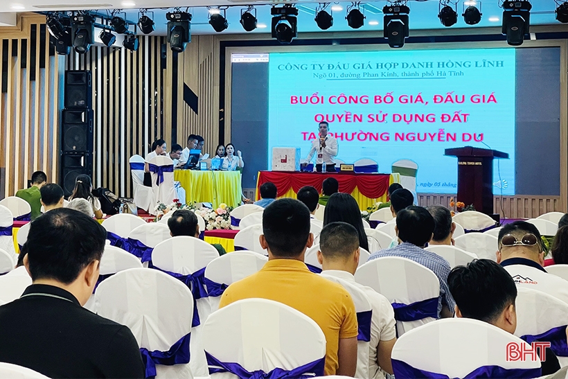 Erfolgreiche Versteigerung von 10 Grundstücken in der Stadt Ha Tinh, wobei der Startpreis um mehr als 13 Milliarden VND übertroffen wurde