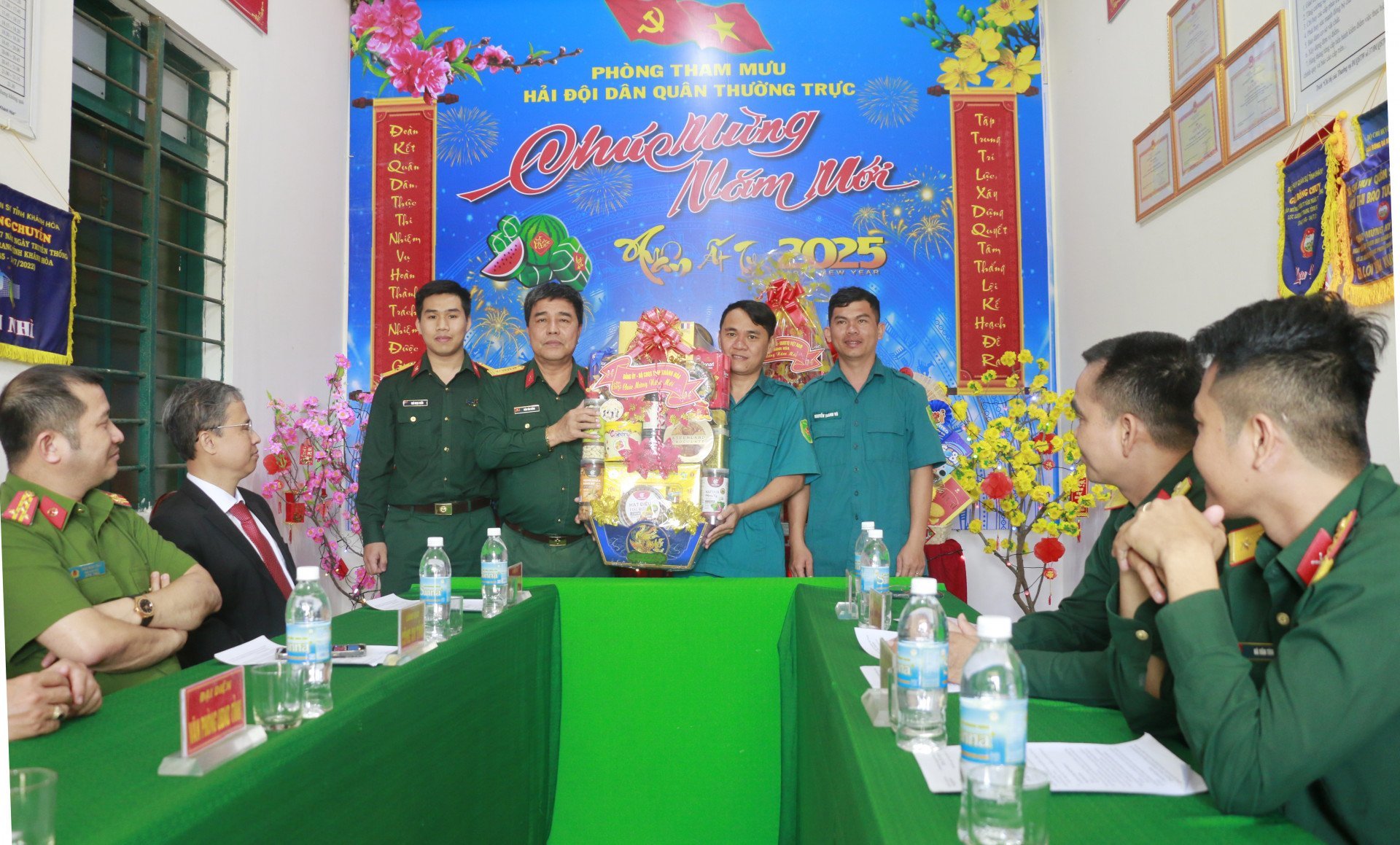 Le colonel Tran Tan Cuong offre des cadeaux du Têt du Comité du Parti du commandement militaire provincial aux officiers et aux soldats de l'escadron de la milice permanente de la province de Khanh Hoa.