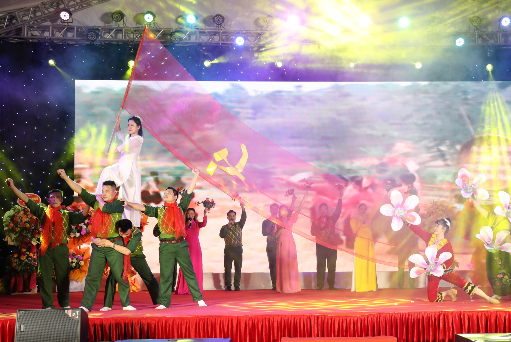 Màn hát múa “Giải phóng Điện Biên”