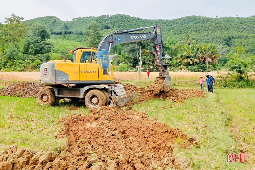 The first commune in the mountainous district of Vu Quang to implement land consolidation and plot exchange