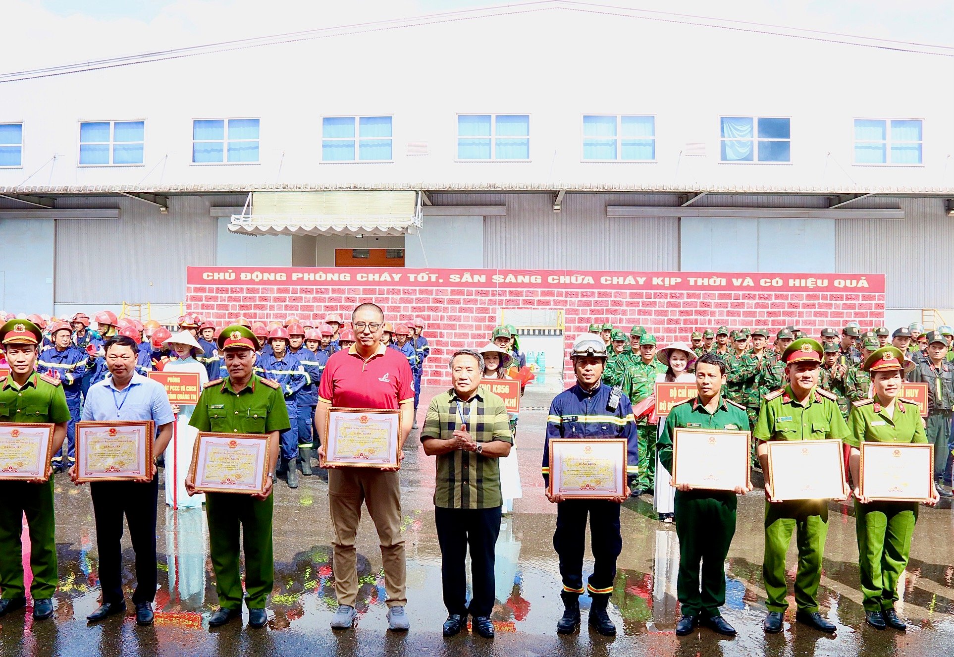 Thực tập phương án chữa cháy và cứu nạn, cứu hộ cấp tỉnh có huy động nhiều lực lượng, phương tiện