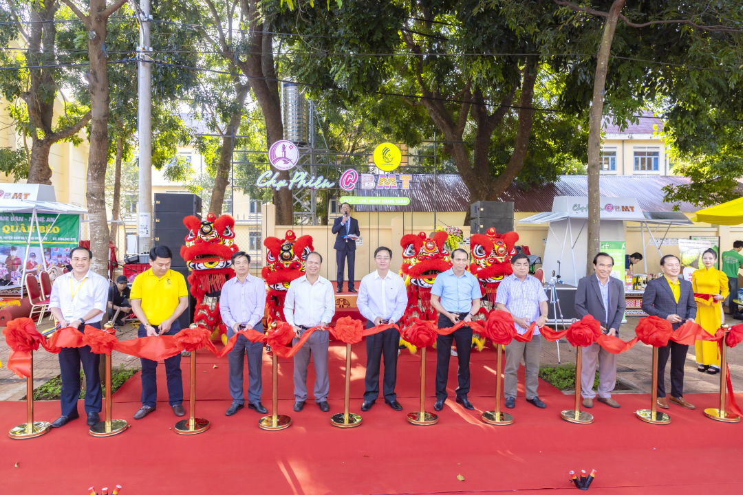 Delegates cut the ribbon to inaugurate the Market @ BMT.