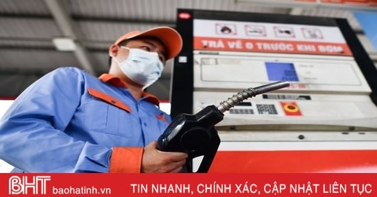 Giá xăng tăng gần 1.000 đồng một lít