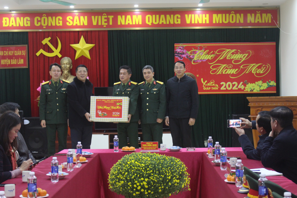 Provinspartisekreteraren Tran Hong Minh och delegationen besökte och överlämnade Tet-gåvor till officerare och soldater i Bao Lam-distriktets militära kommando.