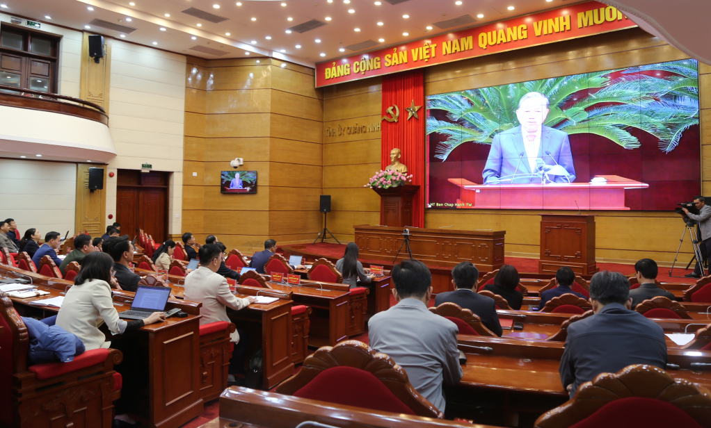 Konferenzszene an der Brücke der Provinz Quang Ninh.