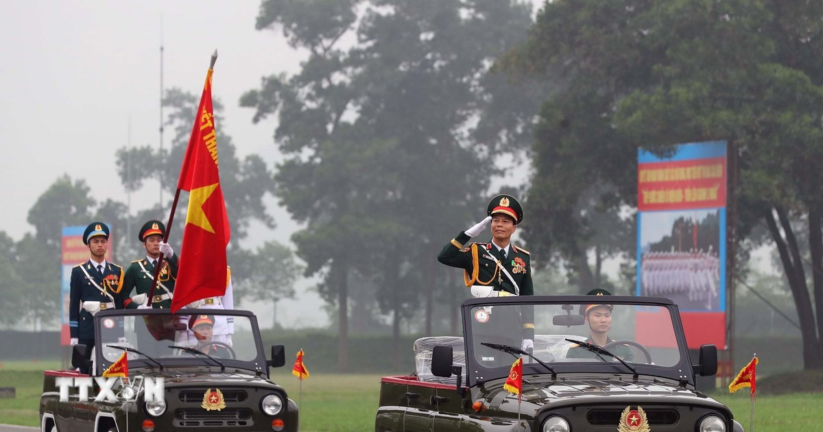 Observando el desfile y la marcha conjunta para celebrar el 70 aniversario de la victoria de Dien Bien Phu