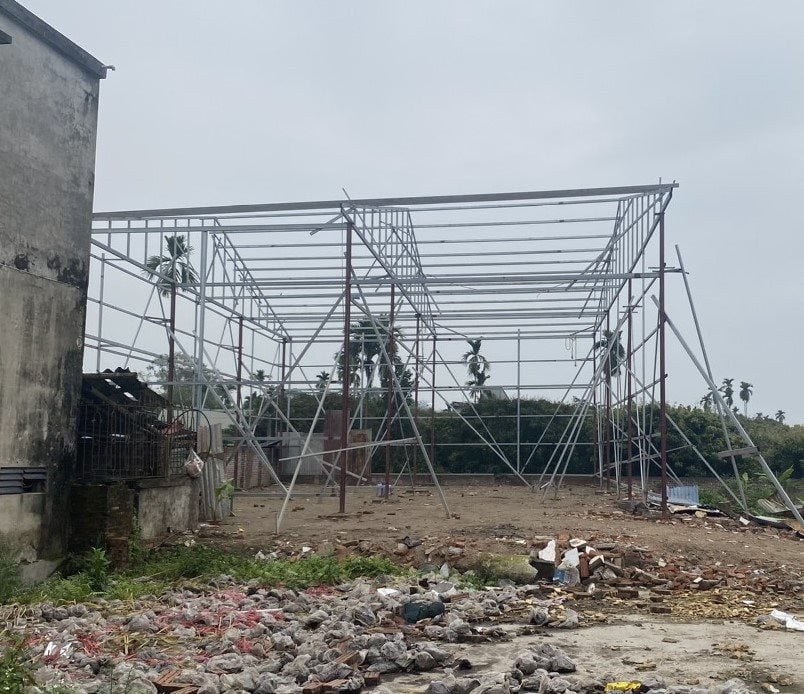 Un citoyen de la commune de Thanh Cuong a illégalement construit une structure sur des terres agricoles.