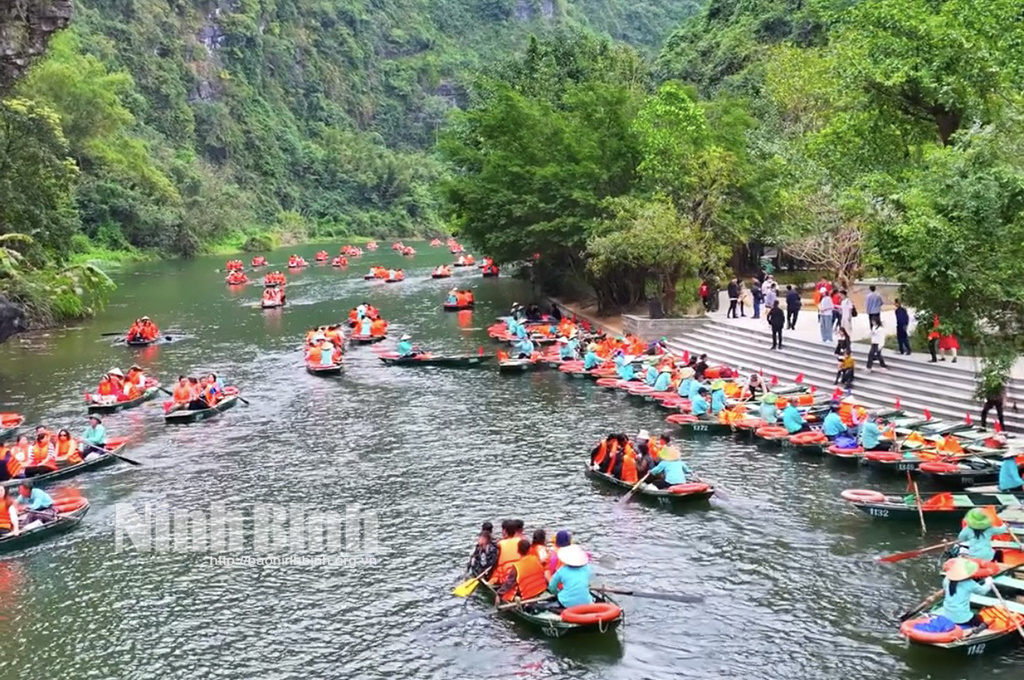 Trải nghiệm đạp xe và chèo thuyền tại Ninh Bình là tour trải nghiệm tuyệt vời nhất thế giới