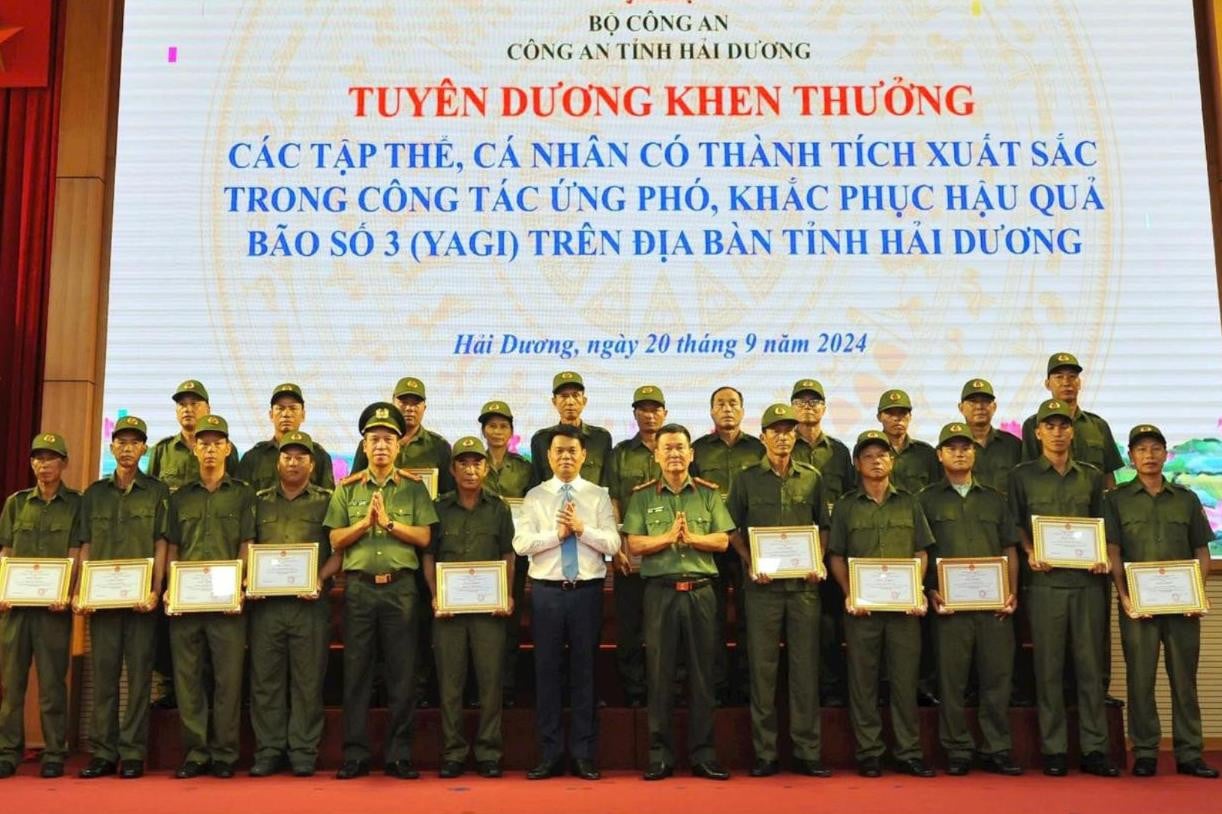 Hai Duong Provincial Police commend and reward typical examples in responding to storm No. 3