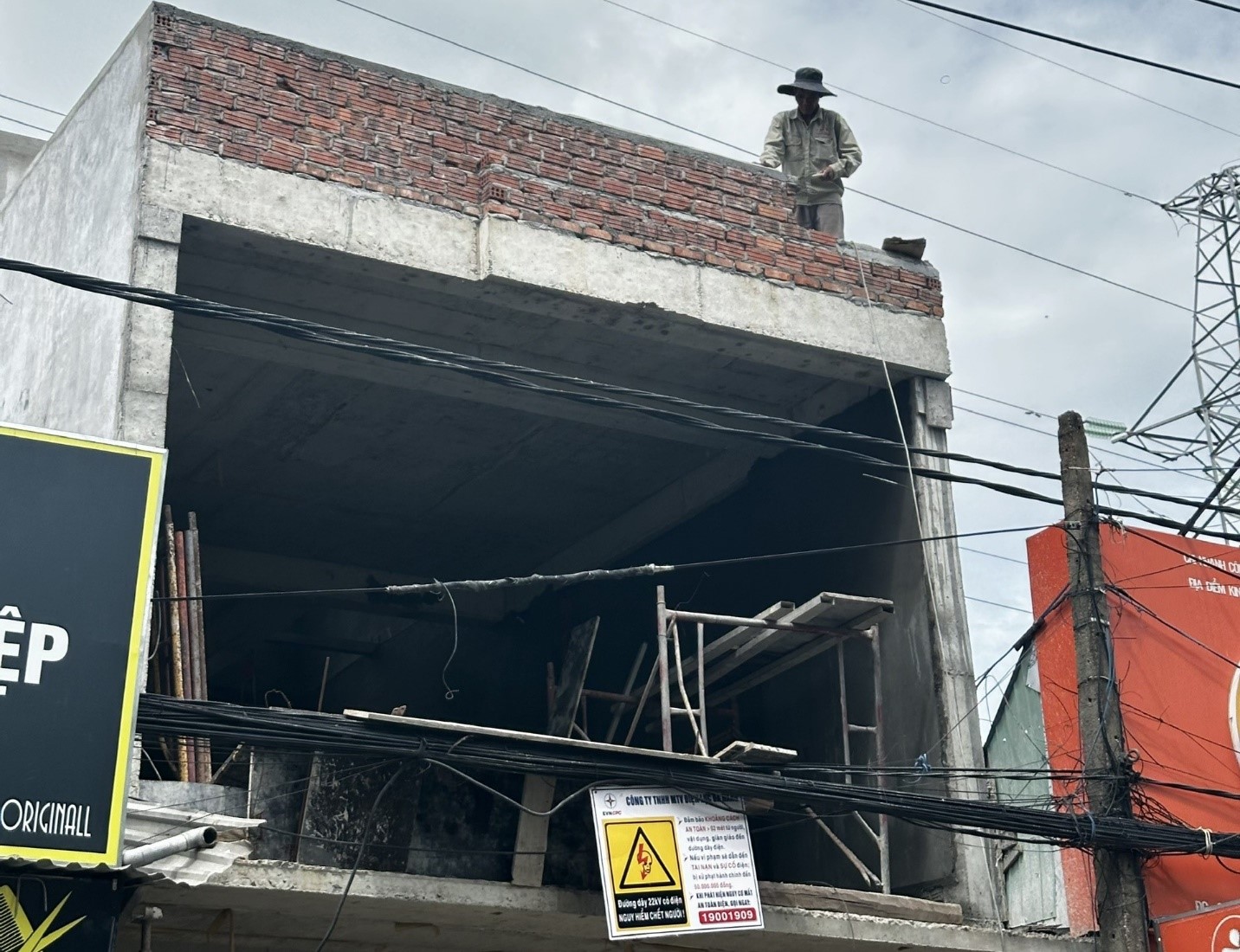 Hängen Sie Warnschilder an der Baustelle auf.