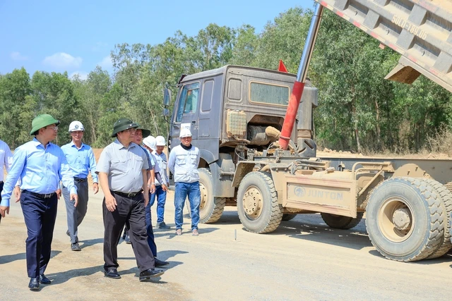 Thủ tướng Phạm Minh Chính và đoàn công tác đi kiểm tra hiện trường. Ảnh: VGP/Nhật Bắc