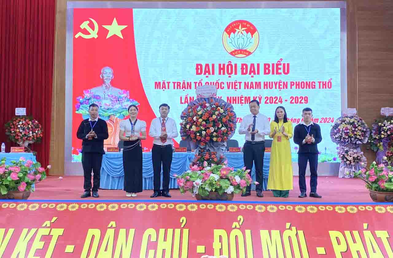 Đồng chí Đinh Quang Tuấn – Tỉnh ủy viên, Bí thư Huyện ủy Phong Thổ tặng hoa chúc mừng đại hội.