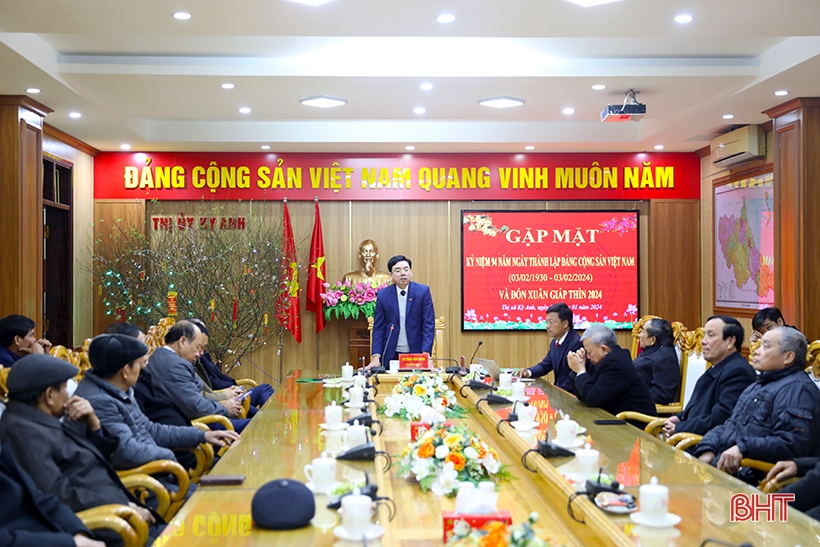 Ky Anh Town organizes meeting with former leaders of different periods