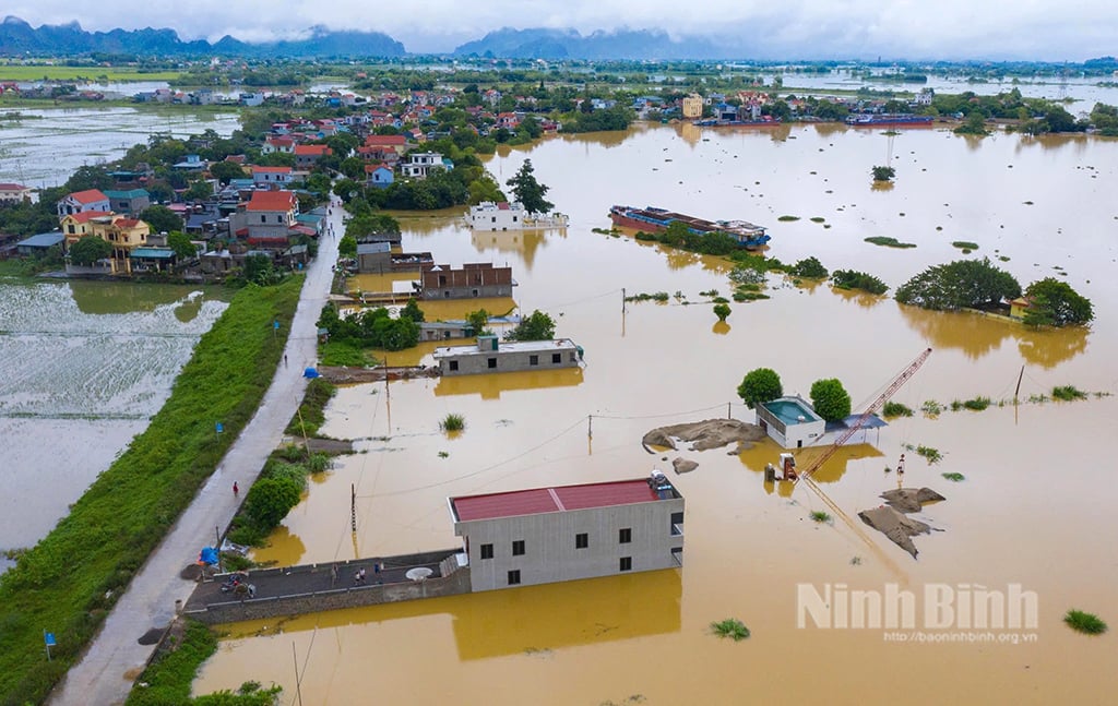 Le chef du Comité de pilotage de la prévention et du contrôle des catastrophes de la province de Ninh Binh a signé l'ordre d'évacuer les personnes des zones de ralentissement des inondations des districts de Gia Vien et de Nho Quan.