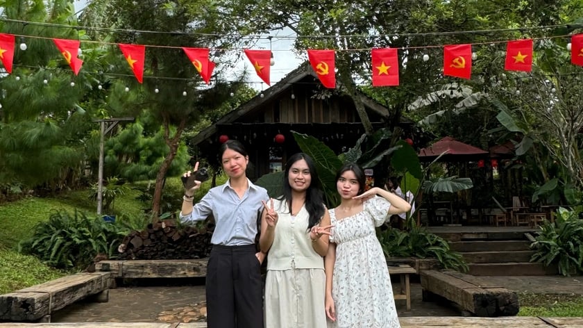 Bạn Lê Hiếu Kiên (bìa trái) cùng nhóm bạn chụp hình lưu niệm tại Mộc An Nhiên Farmstay & Café. Ảnh: Thảo Nhi