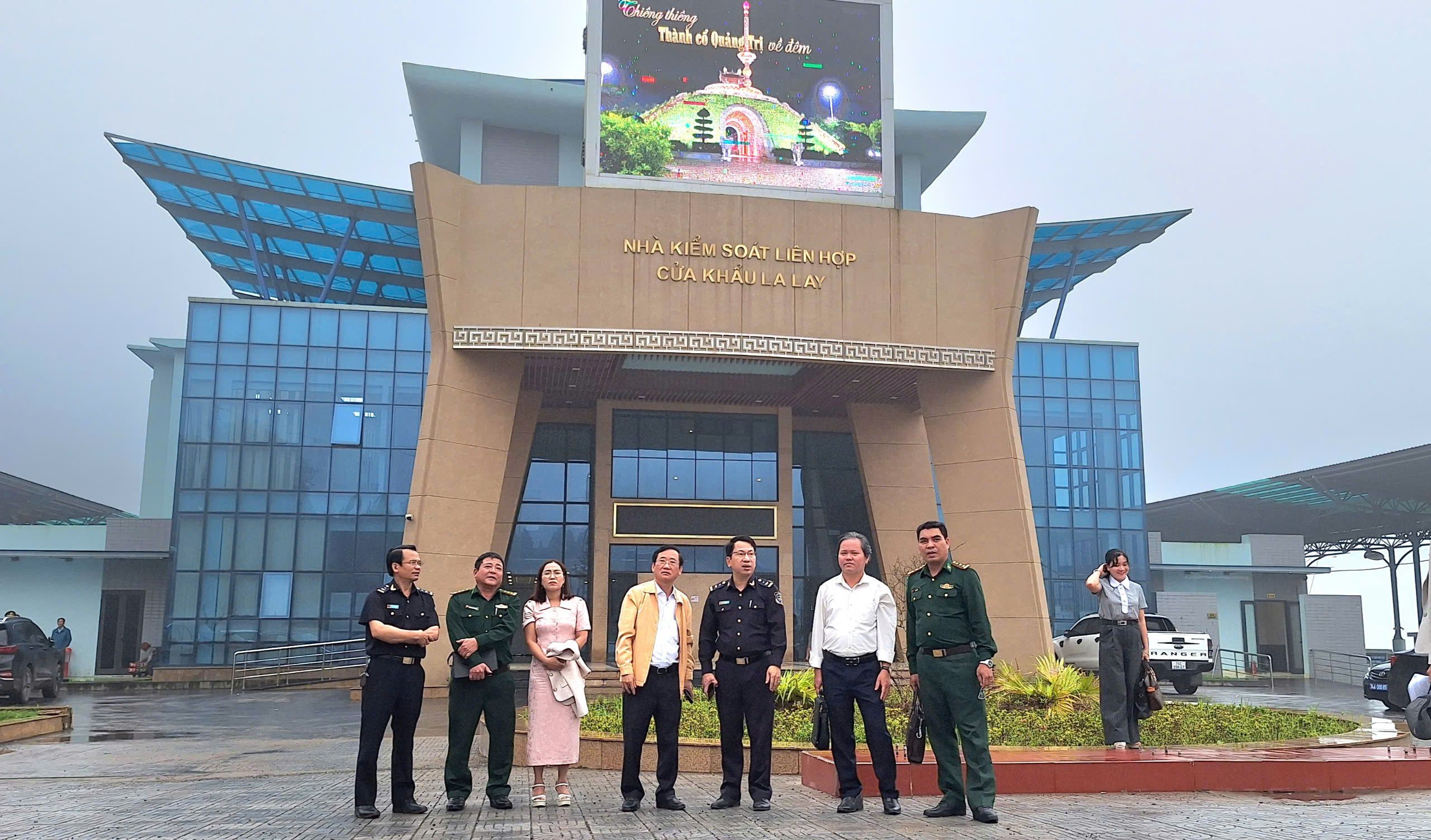 ตรวจสอบงานข้อมูลต่างประเทศที่ด่านตรวจชายแดนระหว่างประเทศลาเล