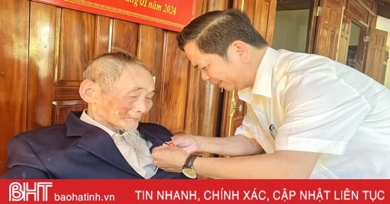 Awarding the 70-year Party membership badge to 2 party members in Huong Son