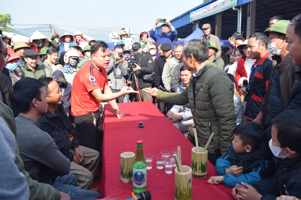 이번 12월 시장에서 조직위원회는 시장을 더욱 흥미롭게 만들기 위해 사이마를 소개할 예정입니다.