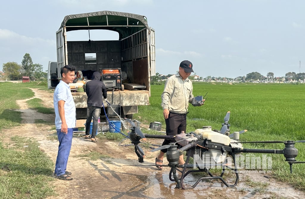 Ngả mũ trước giàn máy nông nghiệp khủng của một nông dân ở Yên Khánh