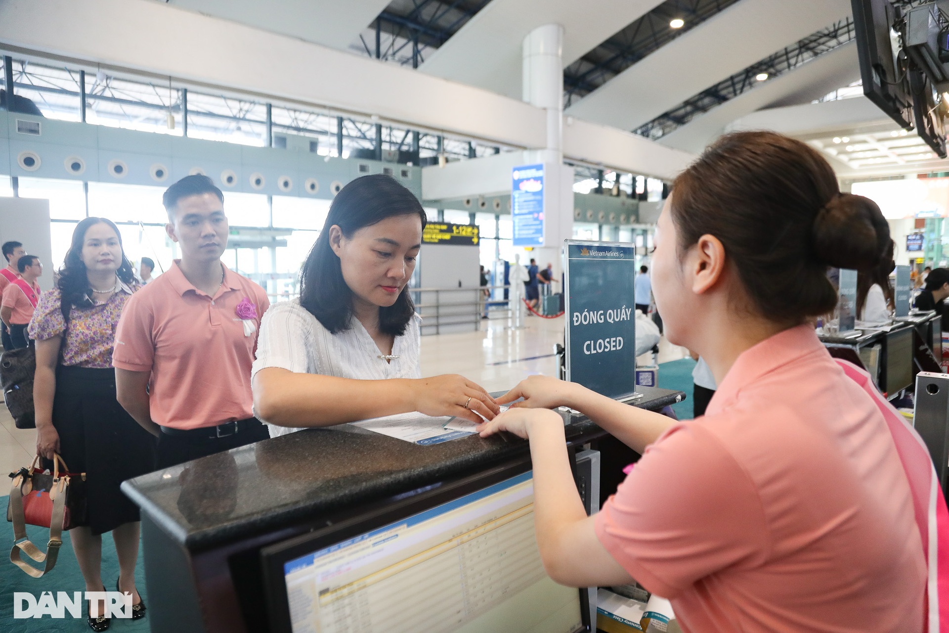 Hàng trăm hành khách chung tay tô hồng chuyến bay vì bình đẳng giới - 4