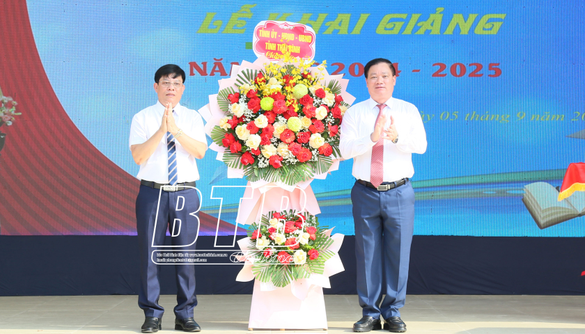 Le camarade Nguyen Khac Than, secrétaire adjoint du Comité provincial du Parti, président du Comité populaire provincial, a assisté à la cérémonie d'ouverture de la nouvelle année scolaire à l'école secondaire Pham Huy Quang.