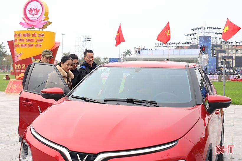 VinFast electric cars attract the attention of Ha Tinh people