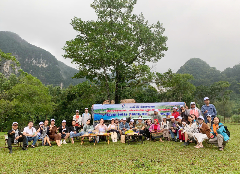 Touristen sind begeistert, die Tour zum kulturellen Leben des Volkes der Bru-Van Kieu in Quang Binh zu erkunden und zu erleben.