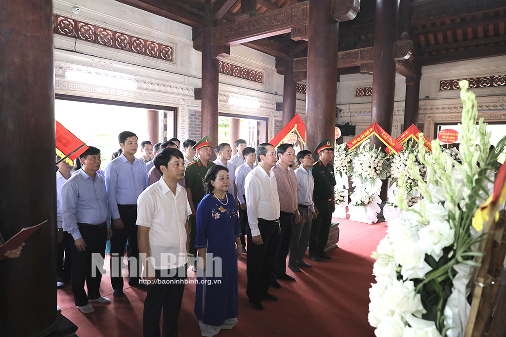 Offrande d'encens pour commémorer les martyrs héroïques au site historique national de Truong Bon