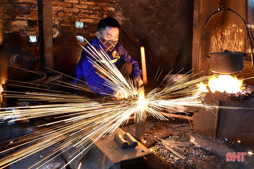 Trung Luong blacksmith village resounds with the sound of hammers