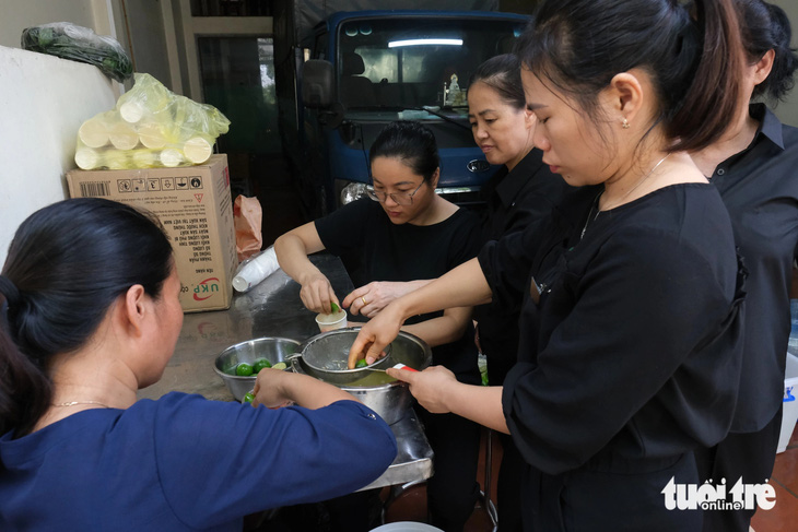 Người dân xếp quạt cây ra đường, pha nước chanh cho người đến viếng Tổng Bí thư Nguyễn Phú Trọng- Ảnh 5.